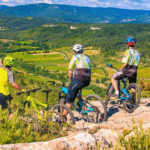 Photo d'un animateur de Languedoc VTT Évasion faisant découvrir les beaux paysages de l'Aude